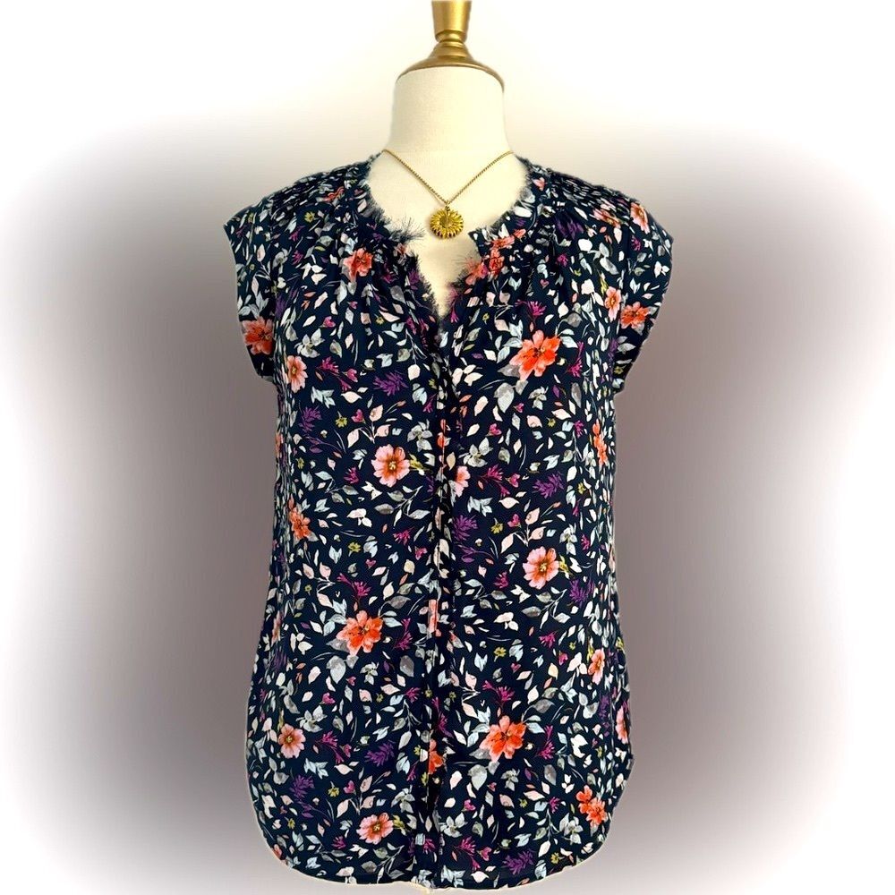 Beautiful Daniel Rainn floral top!